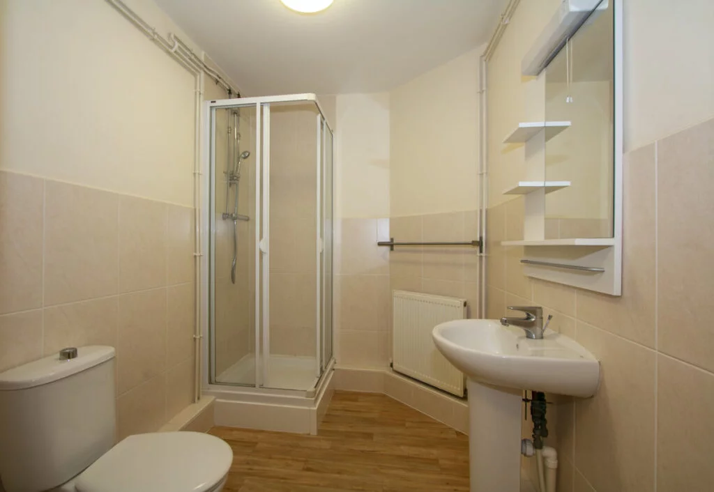 Typical en-suite bathroom in Winton Halls student accommodation and flats